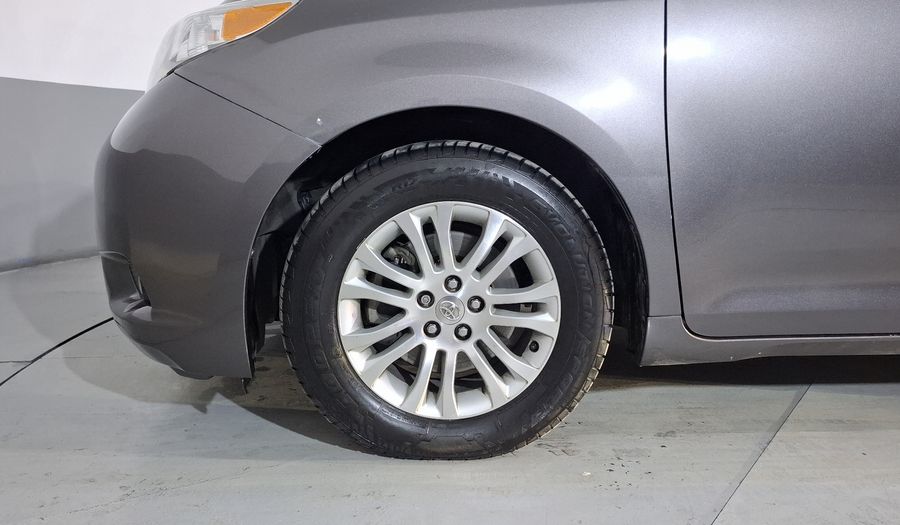 Toyota Sienna 3.5 XLE AT Minivan 2013
