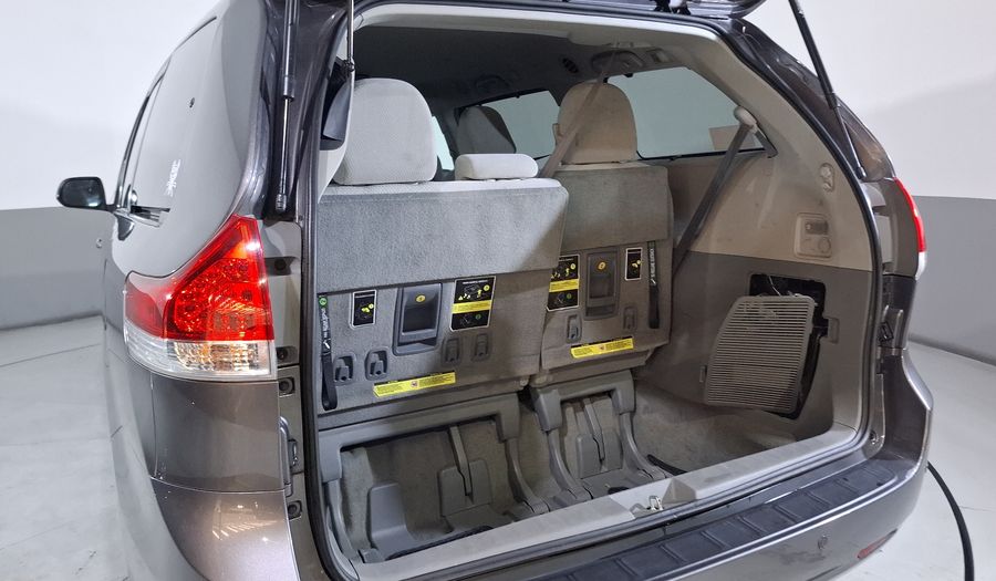 Toyota Sienna 3.5 XLE AT Minivan 2013