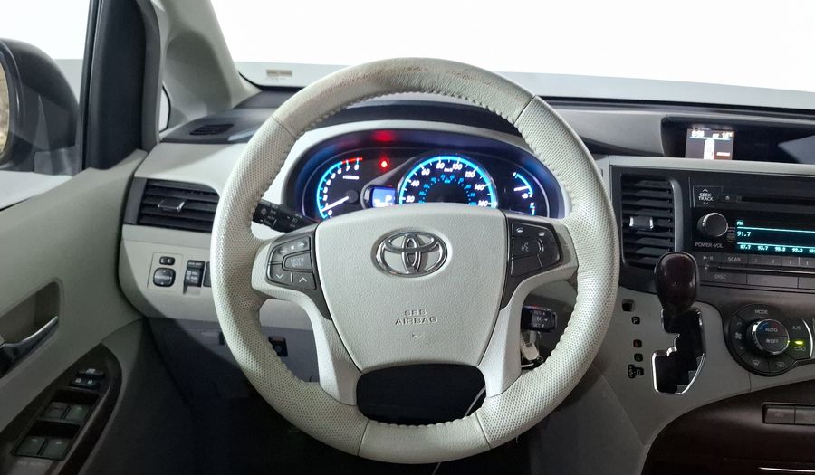 Toyota Sienna 3.5 XLE AT Minivan 2013