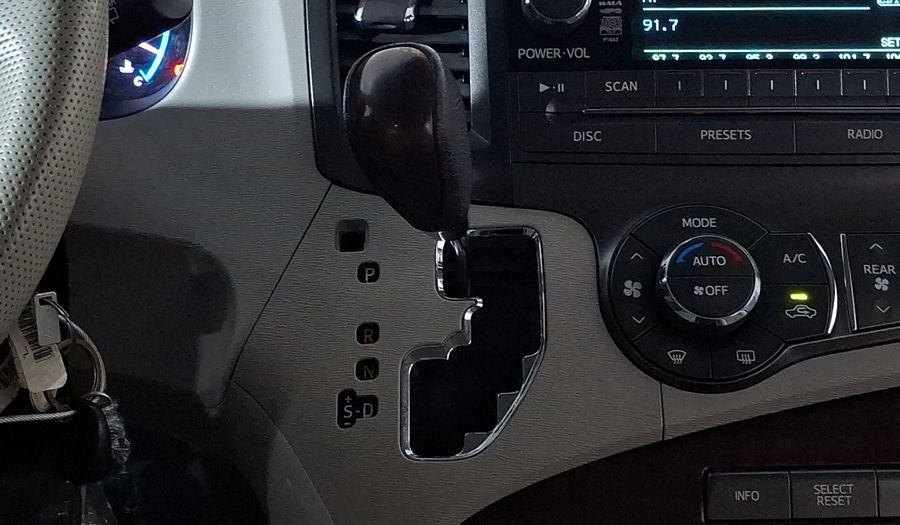 Toyota Sienna 3.5 XLE AT Minivan 2013