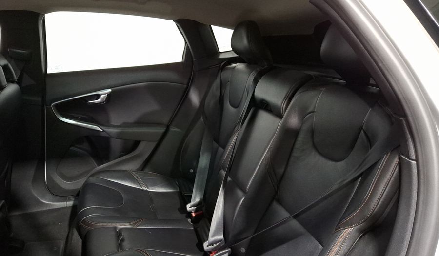 Volvo V40 2.0 MOMENTUM T4 AT AWD Hatchback 2016