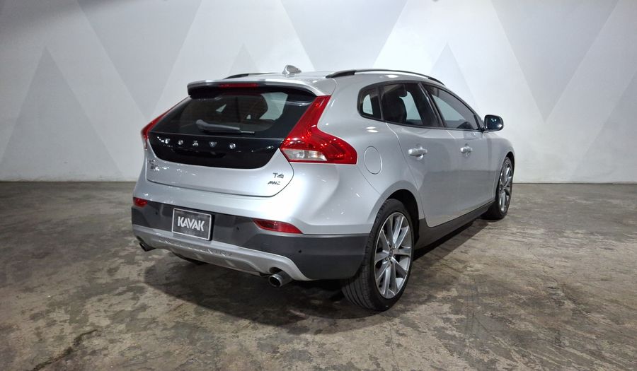 Volvo V40 2.0 MOMENTUM T4 AT AWD Hatchback 2016