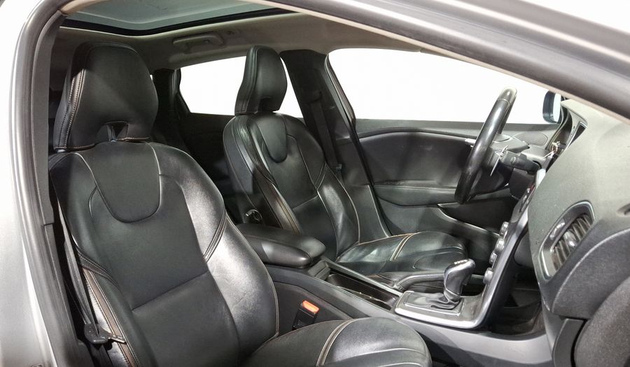 Volvo V40 2.0 MOMENTUM T4 AT AWD Hatchback 2016