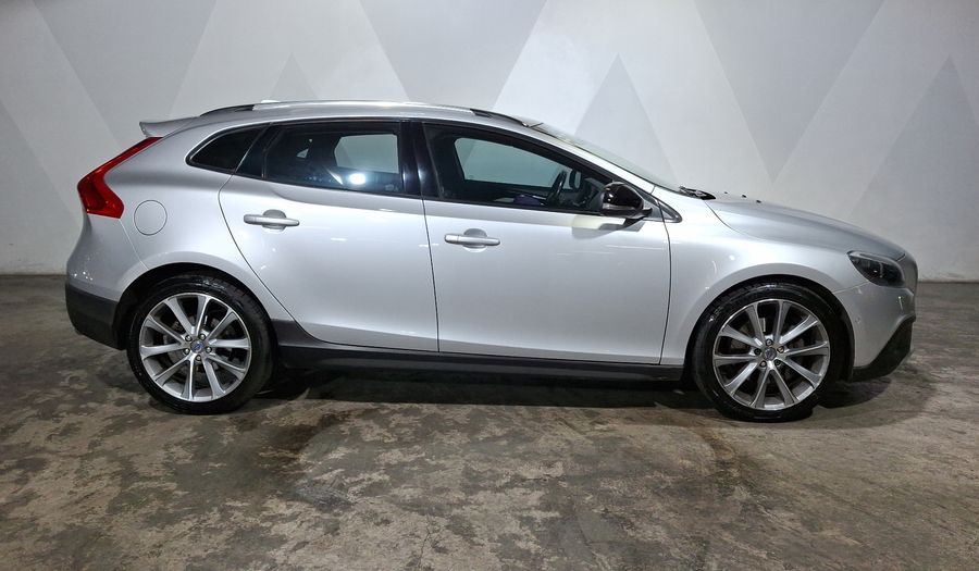 Volvo V40 2.0 MOMENTUM T4 AT AWD Hatchback 2016