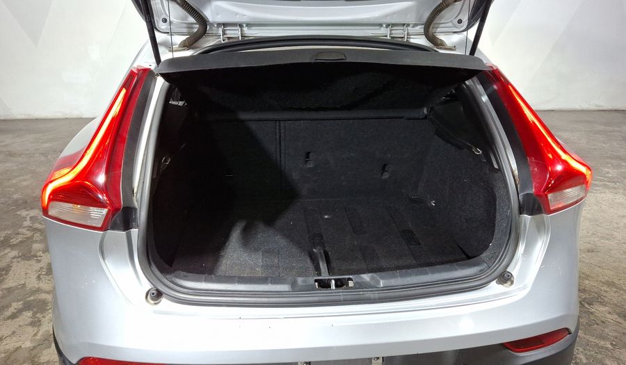 Volvo V40 2.0 MOMENTUM T4 AT AWD Hatchback 2016