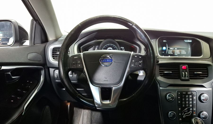 Volvo V40 2.0 MOMENTUM T4 AT AWD Hatchback 2016