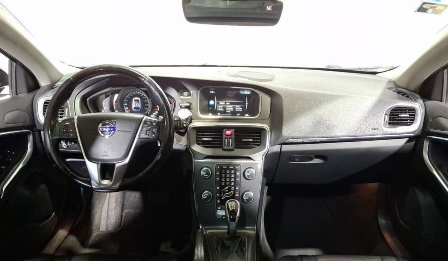 Volvo V40 2.0 MOMENTUM T4 AT AWD Hatchback 2016
