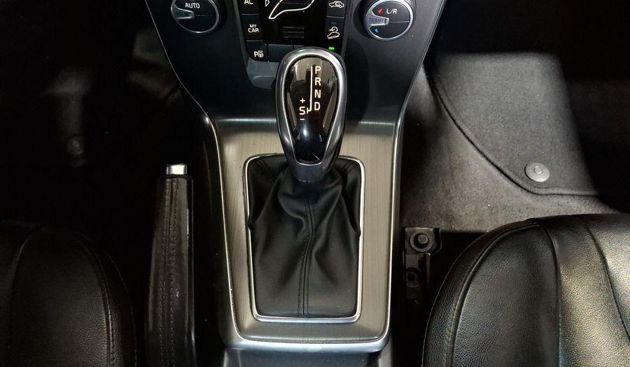 Volvo V40 2.0 MOMENTUM T4 AT AWD Hatchback 2016