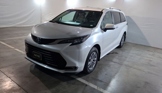 Toyota • Sienna
