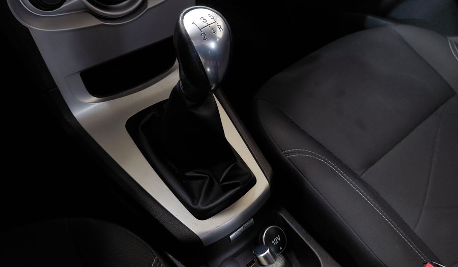 Ford Fiesta Kinetic Design 1.6 SE PLUS Sedan 2013