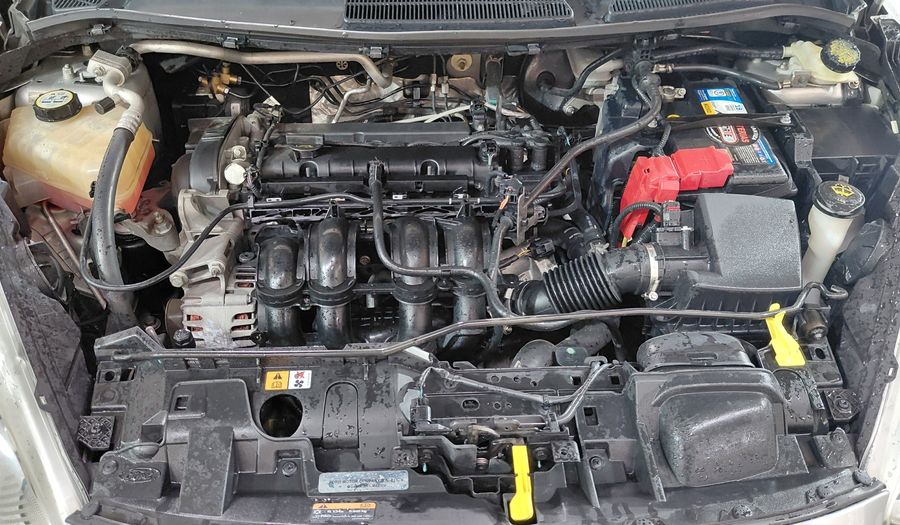 Ford Fiesta Kinetic Design 1.6 SE PLUS Sedan 2013