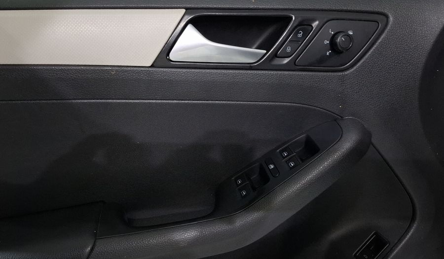 Volkswagen Jetta 2.5 COMFORTLINE TIP. BOLSAS AIRE DEL. Sedan 2018