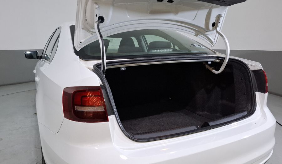 Volkswagen Jetta 2.5 COMFORTLINE TIP. BOLSAS AIRE DEL. Sedan 2018