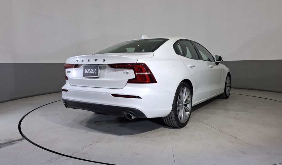 Volvo S60 2.0 T5 MOMENTUM AUTO Sedan 2021