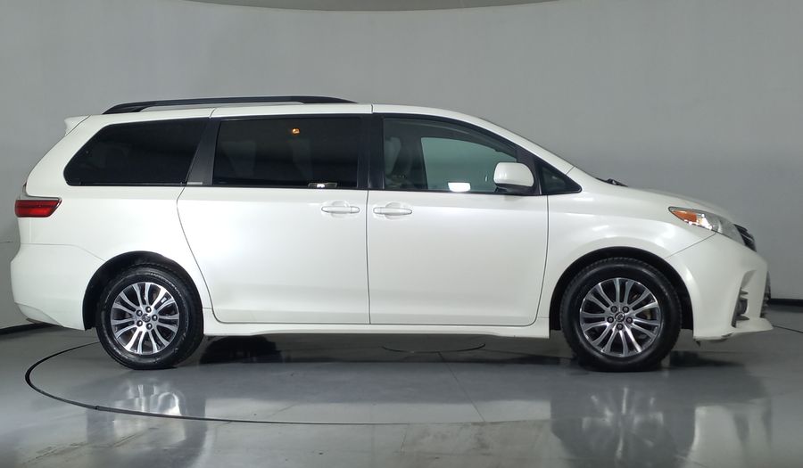 Toyota Sienna 3.5 XLE AT Minivan 2018