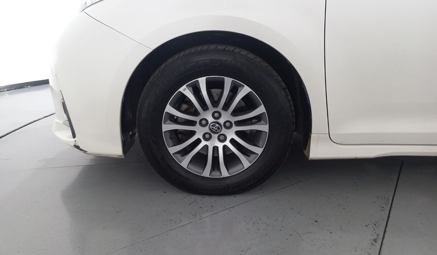 Toyota Sienna 3.5 XLE AT Minivan 2018
