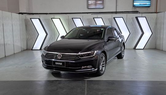 Volkswagen • Passat