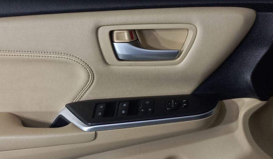 Toyota Camry 2.5 XLE L4 6AT Sedan 2016
