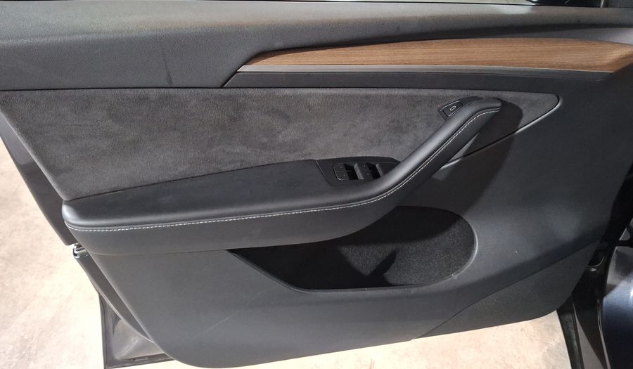 Tesla Model Y BEV LONG RANGE AUTO 4WD Suv 2024