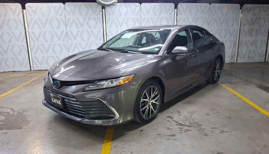 Toyota • Camry