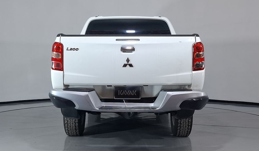 Mitsubishi L200 2.4 GASOLINA GLS DOBLE CABINA 4X2 Pickup 2017