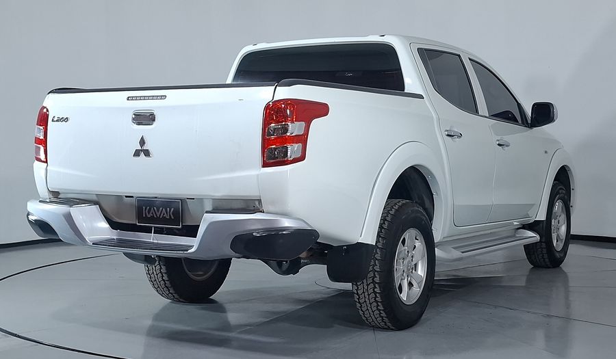 Mitsubishi L200 2.4 GASOLINA GLS DOBLE CABINA 4X2 Pickup 2017