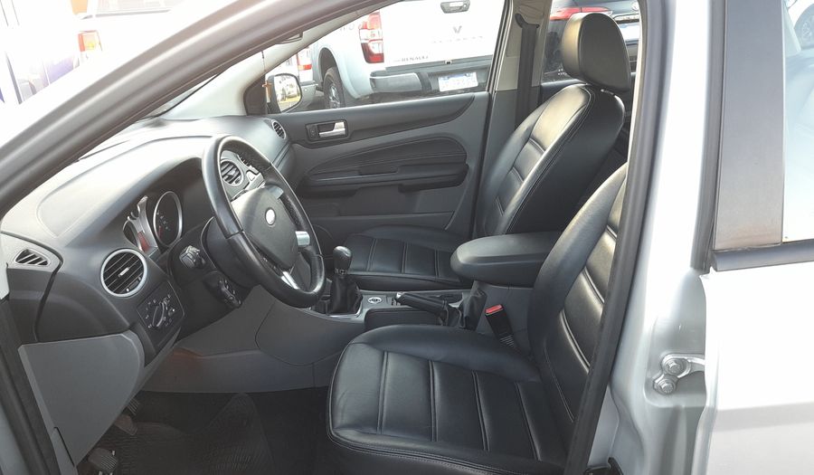 Ford Focus Ii 2.0 GHIA Hatchback 2011