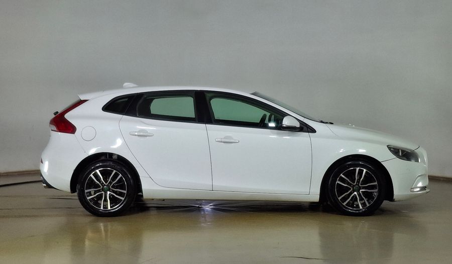 Volvo V40 2.0 D2 MOMENTUM Hatchback 2019