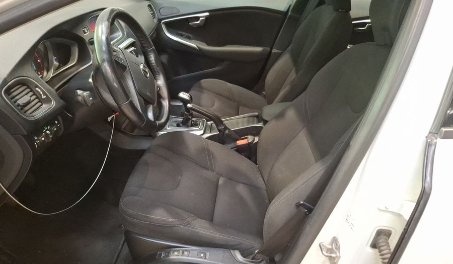 Volvo V40 2.0 D2 MOMENTUM Hatchback 2019