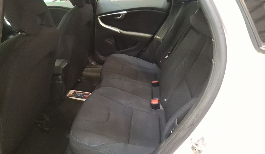Volvo V40 2.0 D2 MOMENTUM Hatchback 2019