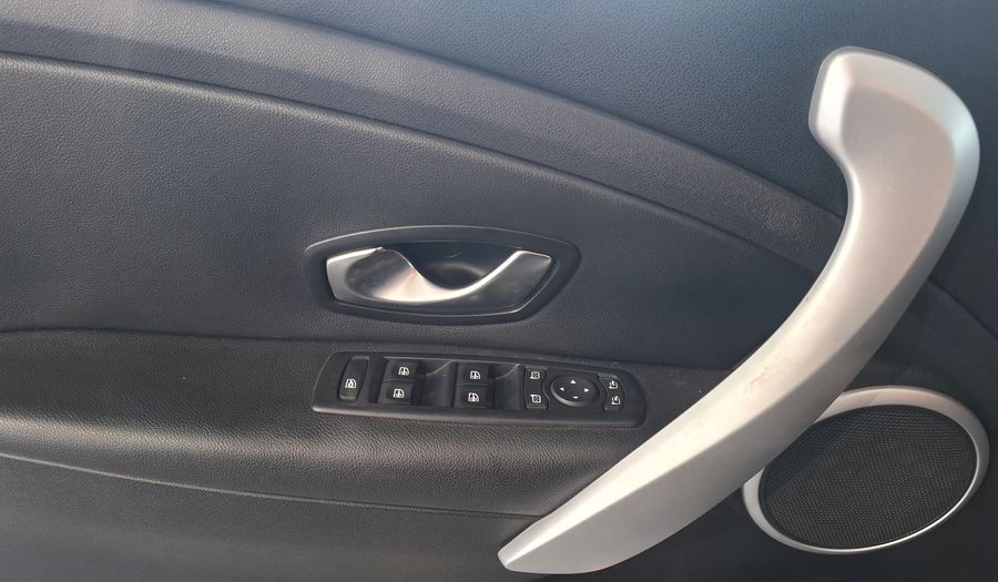 Renault Megane 2.0 MEGANE III LUXE Hatchback 2012