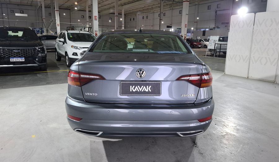 Volkswagen Vento 1.4 TSI HIGHLINE 250 AUTO Sedan 2021