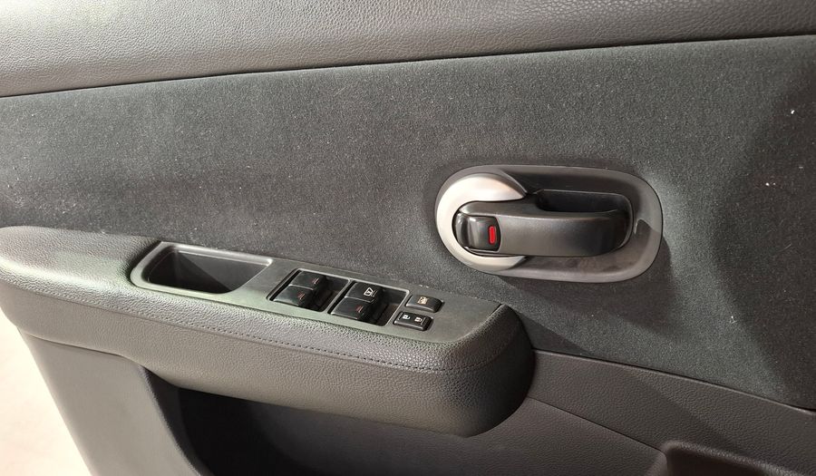 Nissan Tiida 1.8 VISIA Hatchback 2011