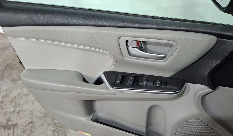 Toyota Camry 2.5 XLE L4 6AT Sedan 2016