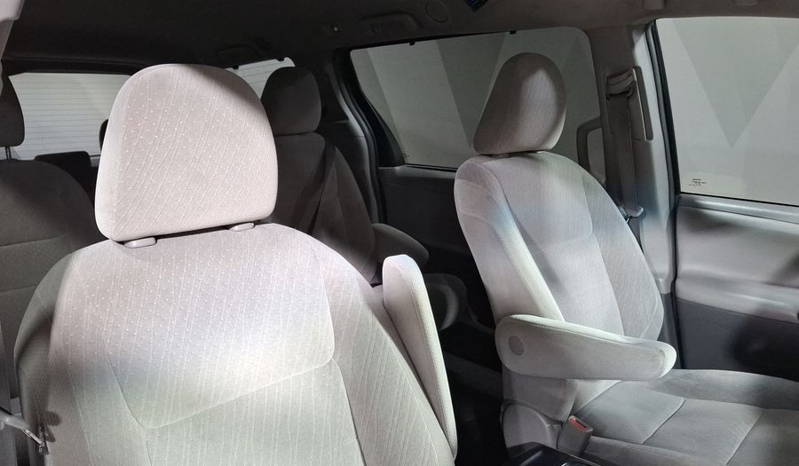 Toyota Sienna 3.5 XLE AT Minivan 2017