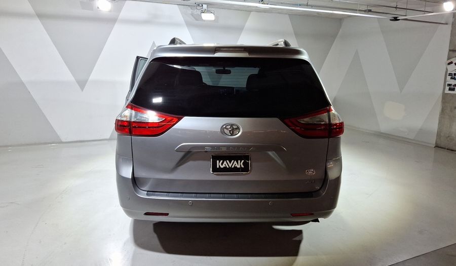 Toyota Sienna 3.5 XLE AT Minivan 2017