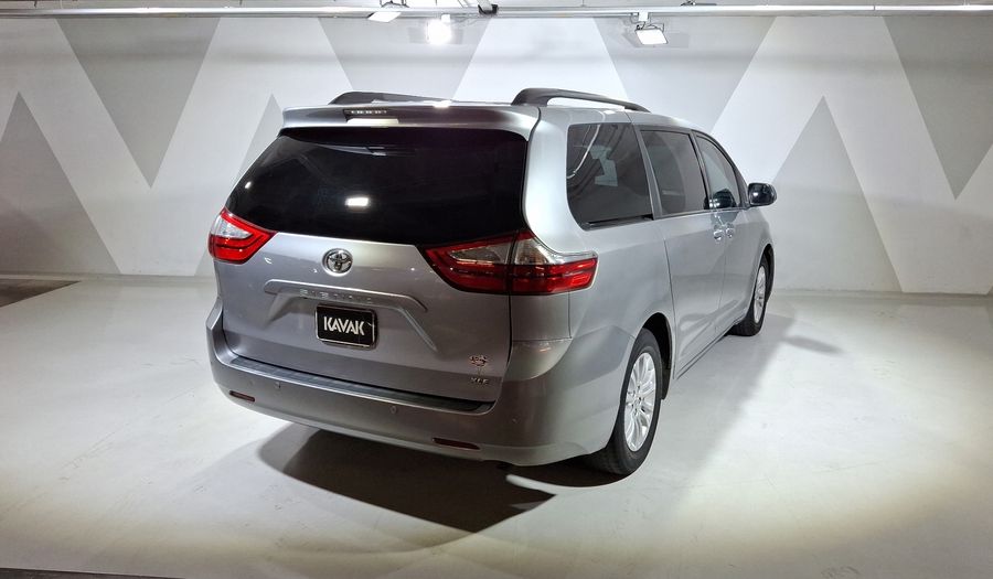 Toyota Sienna 3.5 XLE AT Minivan 2017