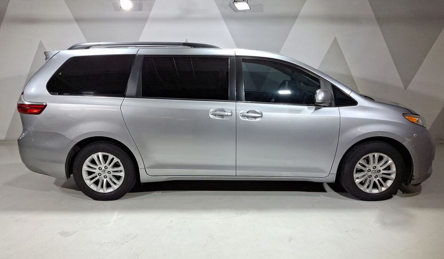 Toyota Sienna 3.5 XLE AT Minivan 2017