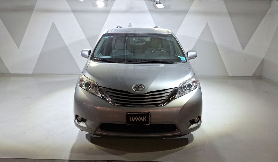 Toyota Sienna 3.5 XLE AT Minivan 2017