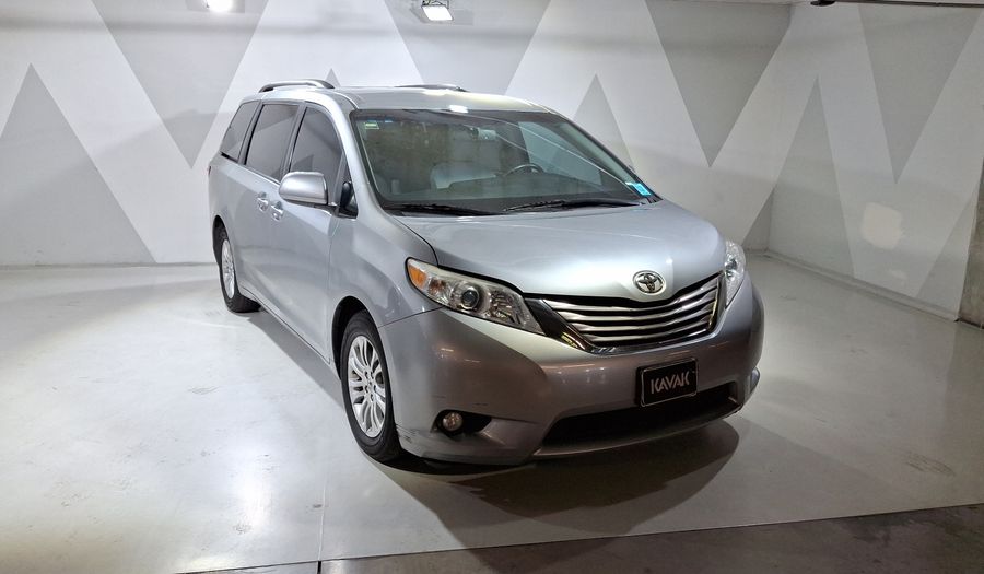 Toyota Sienna 3.5 XLE AT Minivan 2017