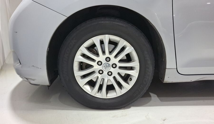 Toyota Sienna 3.5 XLE AT Minivan 2017