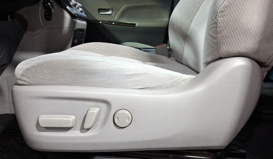 Toyota Sienna 3.5 XLE AT Minivan 2017