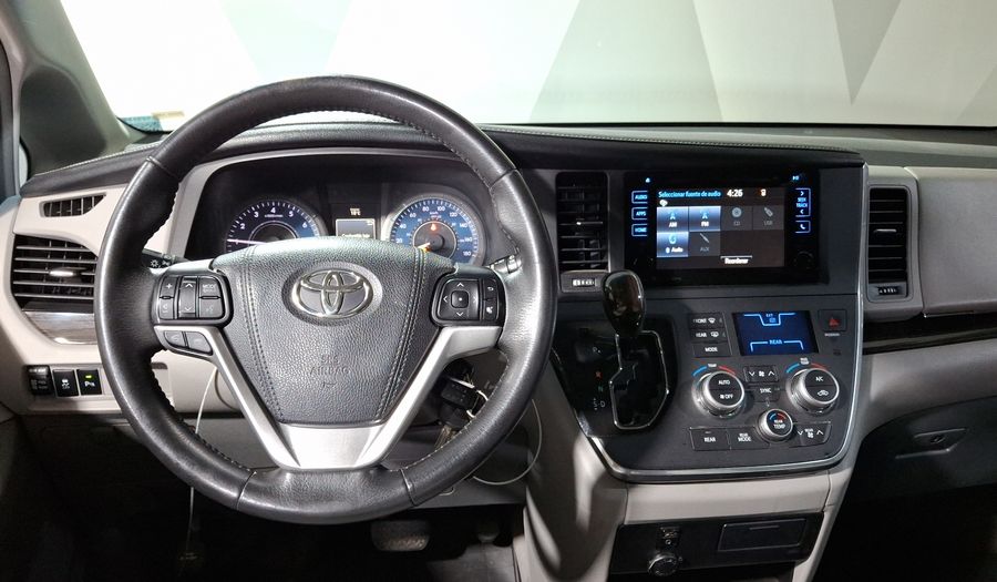Toyota Sienna 3.5 XLE AT Minivan 2017