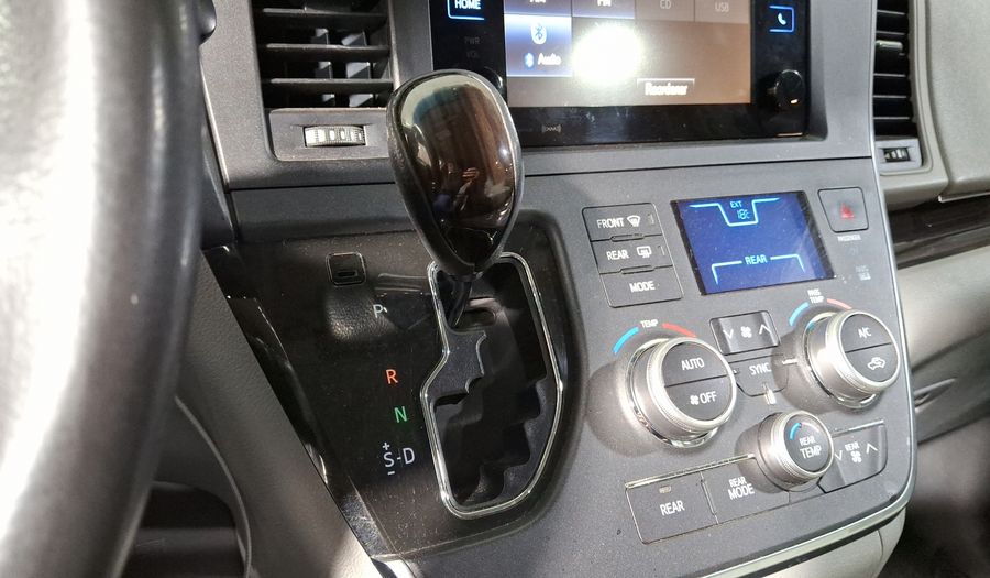 Toyota Sienna 3.5 XLE AT Minivan 2017