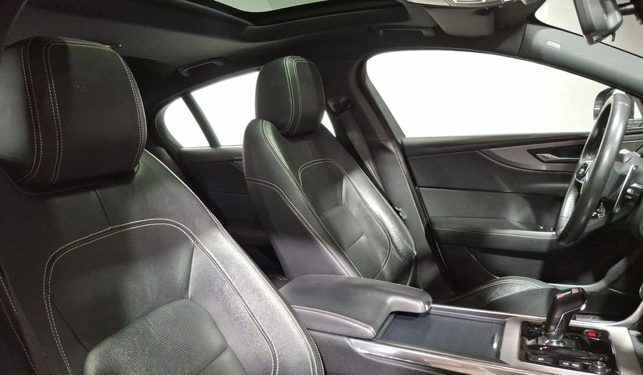 Jaguar Xe 2.0 P300 SE AUTO Sedan 2020