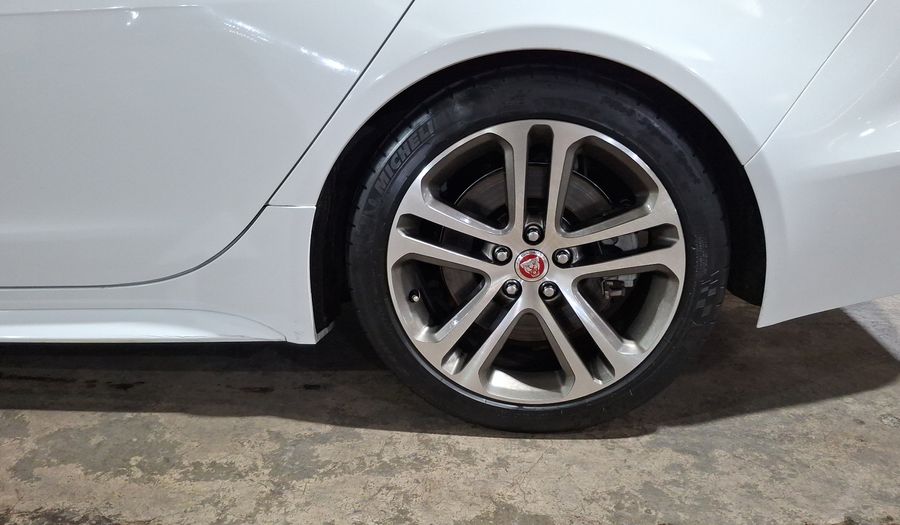 Jaguar Xe 2.0 P300 SE AUTO Sedan 2020