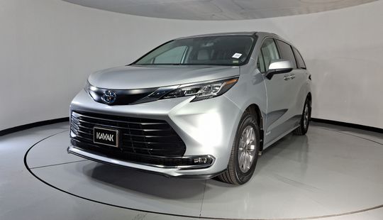 Toyota • Sienna