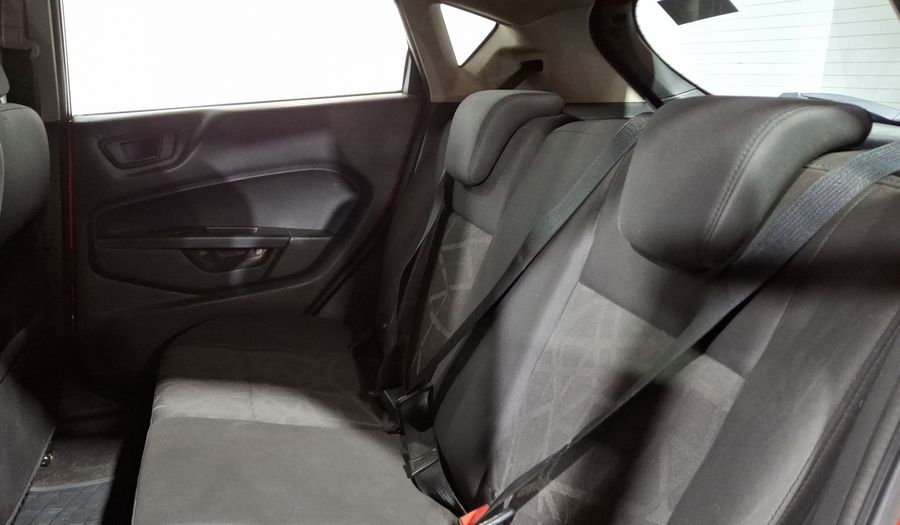 Ford Fiesta 1.6 SE MT Hatchback 2013