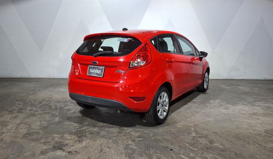 Ford Fiesta 1.6 SE MT Hatchback 2013