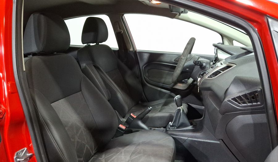 Ford Fiesta 1.6 SE MT Hatchback 2013